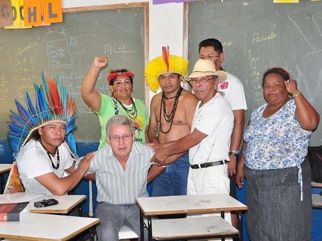 Cacique faz funcion&aacute;rio ref&eacute;m contra posse de diretora em escola ind&iacute;gena