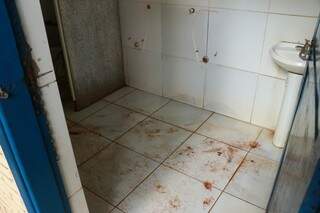Mictórios foram arrancados do banheiro masculino que só conta com um vaso sanitário (Foto: Henrique Kawaminami)