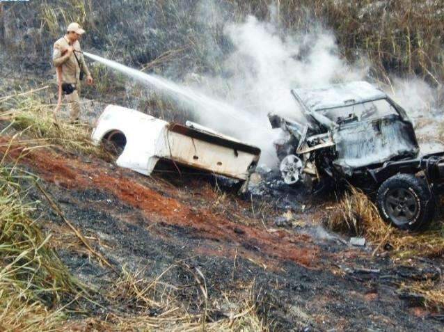 Caminhonete envolvida em acidente com duas mortes explode ao ser guinchada