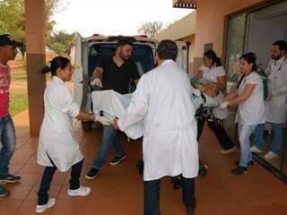 Vítima chegando ao hospital. (Foto: Portal Angélica) 