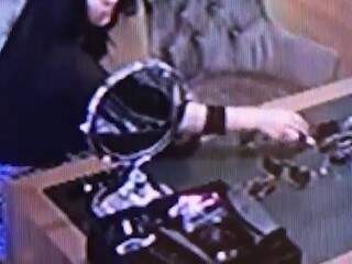 Mulher foi filmada colocando óculos na bolsa (Foto: Reprodução)