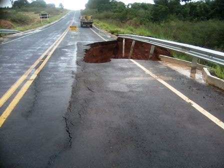 T&eacute;cnicos avaliam cratera na MS-436 e regi&atilde;o j&aacute; foi sinalizada