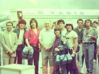 Em 1985, o então prefeito Lúdio Coelho com o grupo Menudos no aeroporto da Capital. (Foto: Roberto Higa)