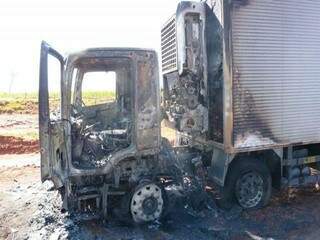 Chamas consumiram cabine do caminhão. Foi necessário 5 mil litros de água para apagar o fogo (Foto: Ivinotícias)