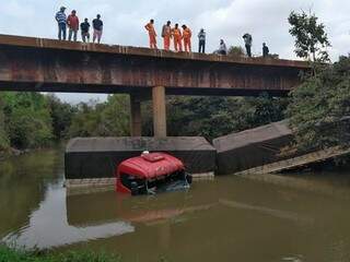 Carreta bitrem caiu na ponte sobre o Rio São Domingos, na MS-157 (Foto: Adilson Domingos)