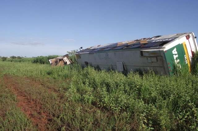 Acidente entre caminh&atilde;o e &ocirc;nibus deixa 20 feridos na BR-267 em Bataguassu