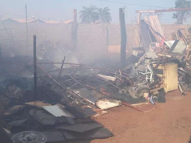 Morador ateia fogo em p&oacute; de serragem e chamas atingem padr&atilde;o de energia 