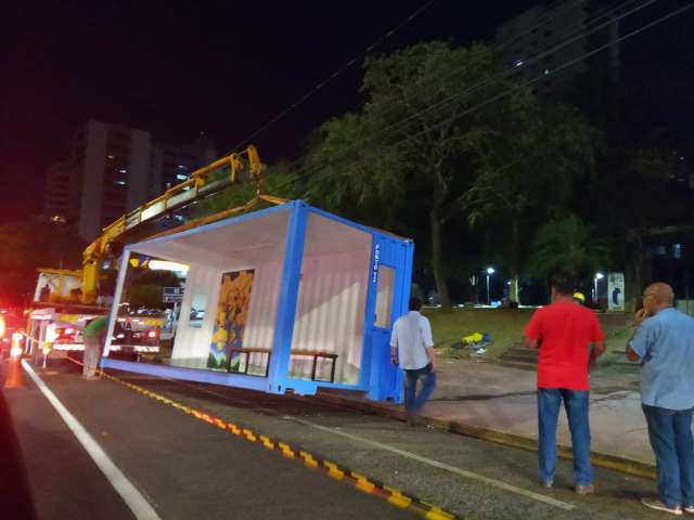 Container surge em frente &agrave; prefeitura e surpreende usu&aacute;rios de &ocirc;nibus