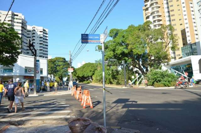 Agetran fecha ruas pr&oacute;ximas a pra&ccedil;a do R&aacute;dio e motorista precisa desviar