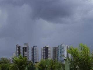 Tempo azul escuro: chuva em Campo Grande (Foto: Kisie Ainoã/Arquivo/Campo Grande News)