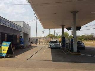 Posto de combustível perdeu clientes com a queda de energia na manhã desta segunda-feira (25) (Foto: Mirian Machado)