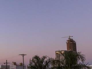 Imagem registrada no Jardim do Estados do dia amanhecendo com céu aberto na capital sul-mato-grossense (Foto: Henrique Kawaminami) 