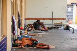 Desabrigados sob a fachada do mercado desativado (Foto: Paulo Francis)