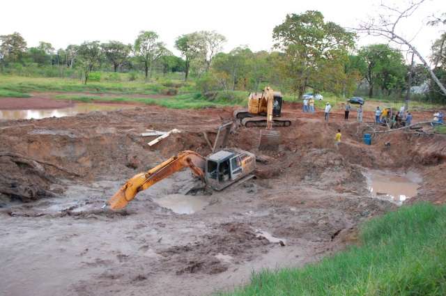 Escavadeira e 15 oper&aacute;rios foram usados para retirar m&aacute;quina de lago
