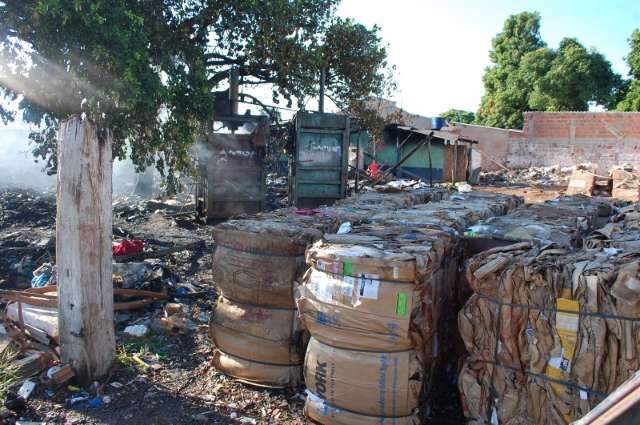 Segundo inc&ecirc;ndio em um ano causa preju&iacute;zo de R$ 30 mil a recicladora