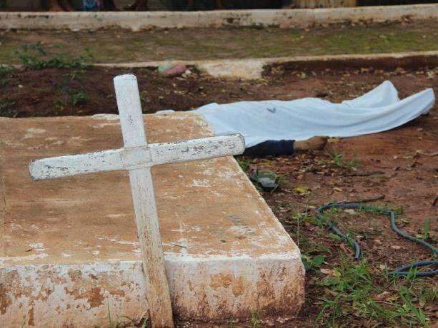 Homem  n&atilde;o identificado &eacute; morto a tiros dentro de cemit&eacute;rio