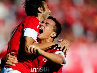 Dátolo e Damião comemoram um dos gols da implacável goleada desta tarde. (Foto: Alexandre Lops/Divulgação Inter)