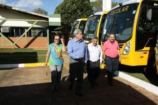 Governador e secretária de Educação chegam para a entrega de novos ônibus (Foto: Cleber Gellio)
