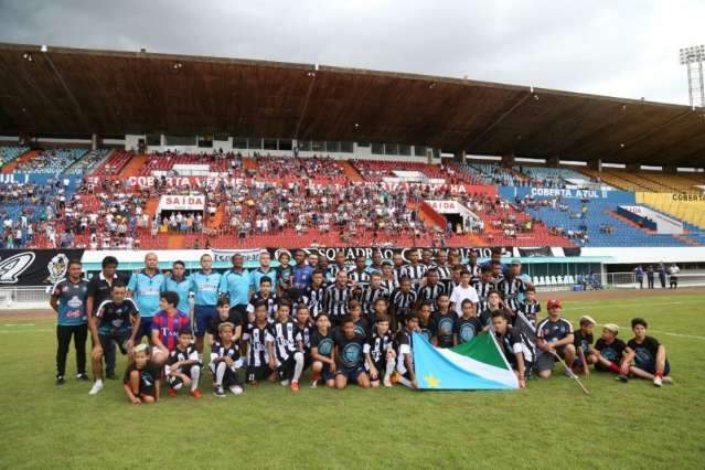 Mesmo com chuva, torcida comparece para apoiar Oper&aacute;rio em jogo com Luzi&acirc;nia