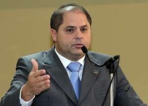 Mario Cesar diz apoiar protesto e admite suspender contrato do lanche