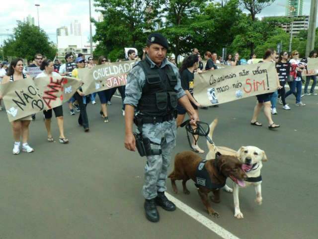  Manifesta&ccedil;&atilde;o contra crueldade com animais leva centenas aos altos da Afonso Pena
