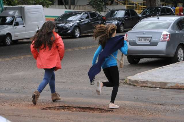 Ap&oacute;s cadeira de rodas e pinos, v&iacute;tima de buraco processar&aacute; prefeitura
