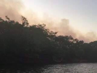 Registro do incêndio que começou ontem, na região de Corumbá e Miranda (Foto/Reprodução)