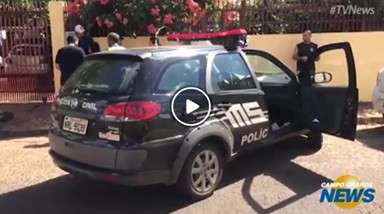 V&iacute;deo mostra ladr&atilde;o rendido por moradores ap&oacute;s tentar roubar mototaxista