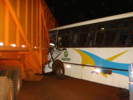  Ônibus de usina com 30 trabalhadores bate em carreta na BR-463