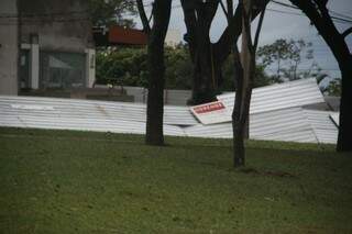 Tapumes de obras na Afonso Pena caíram durante o temporal (Foto: Marcos Ermínio)