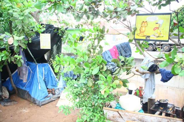 Em busca de vida melhor, carvoeiros tem &ldquo;casa&rdquo; &agrave;s margens de c&oacute;rrego