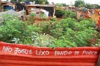 Apesar de aviso categórico, lixo  se espalha por favela(Foto: Marcos Ermínio)