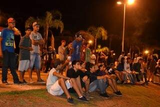 O público do rap ganha o presente de assistir a vários artistas de Campo Grande. (Foto: Aline Araújo)