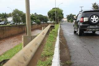 Vários trechos da avenida, estão sem a proteção de guard rails (Fotos: Cleber Gellio)