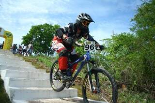 Com bicicleta mais preparada, Faustino foi o primeiro campeão do Pantanal Extremo 2013 (Foto: Marcos Ermínio)