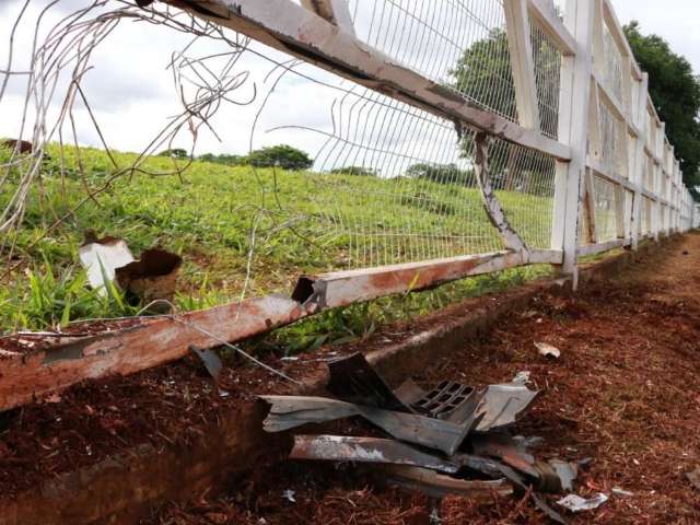 B&ecirc;bado, motorista colide em poste, destr&oacute;i grade de quartel e acaba preso 