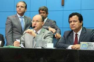 Presidente da Assembleia, Junior Mochi (ao centro), com Coronel David (esquerda), Rinaldo Modesto e Amarildo Cruz (direita), durante sessão (Foto: Victor Chileno/ALMS)
