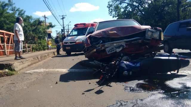 Semáforo falha e aposentado passa por cima de motociclista