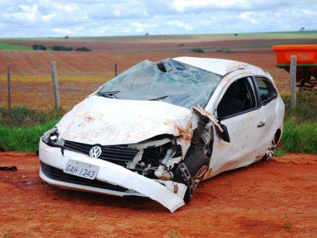 Carro capota, mulher morre e tr&ecirc;s pessoas ficam feridas em rodovia