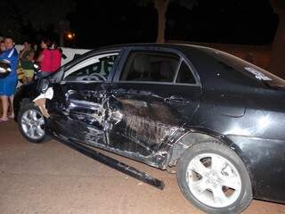 Veículo atingido por Fiat teve a lateral destruída (Foto: Osvaldo Duarte/Dourados News)