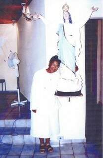 Dona Antônia e a santa. Senhorinha dedicou a vida à igreja e à alfabetização. (Foto: Arquivo Pessoal)