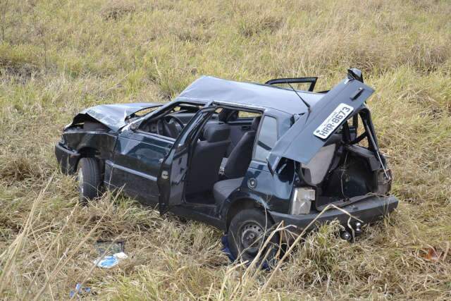  Ao evitar colis&atilde;o com Hilux, Uno capota v&aacute;rias vezes e 4 ficam feridos