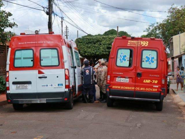 Mulher &eacute; levada para a Santa Casa ap&oacute;s ser atacada por cachorros