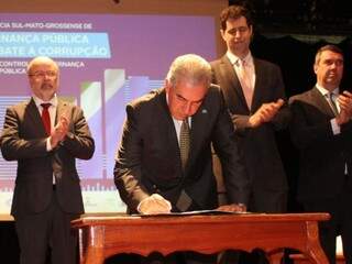 Governador Reinaldo Azambuja (PSDB) assinou decretos ontem (07), durante evento (Foto: Chico Ribeiro)