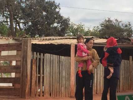 No frio, crianças da favela no Noroeste revezam tênis para ir a escola 