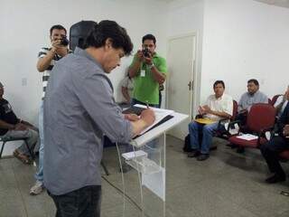 Prefeito durante assinatura do decreto. (Foto: Divulgação)