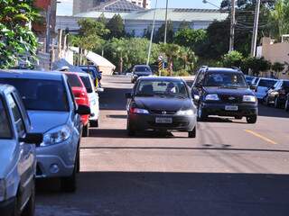 Quase sem vagas para estacionar, motoristas tentam a sorte na rua Jintoku Minei (Foto: João Garrigó)