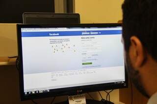 Crimes também ocorrem por meio de redes sociais como o Facebook (Foto: Fernando Antunes)