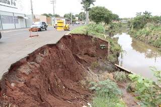 Erosões começaram a tomar parte da avenida em 2010, segundo relato de moradores (Foto: Cleber Gellio)