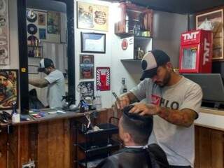 Sob o comando de jovens, barbearias se expandem em bairros da Capital Sob o comando de jovens, barbearias se expandem em bairros da Capital